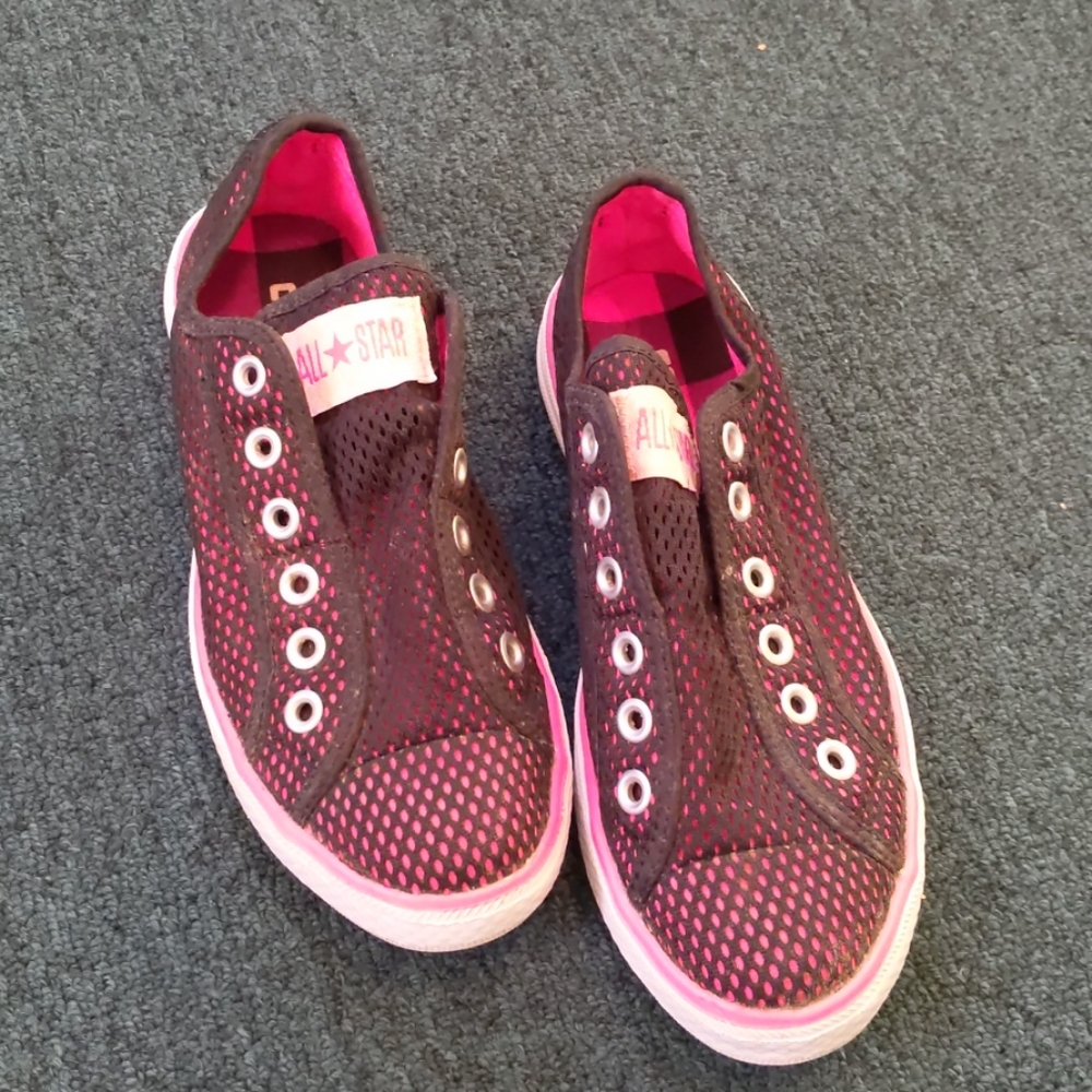 Converse size 7 shoes